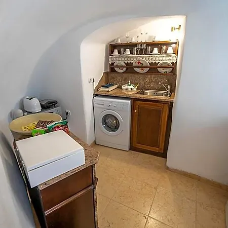 Lithies Traditional Homes فندق ثيرا
