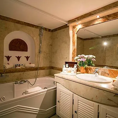 Lithies Traditional Homes فندق